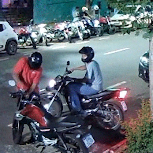 Dupla furta motocicleta em menos de um minuto no Centro 