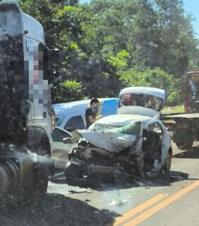 Motorista morre ao bater carro de frente com carreta na rodovia