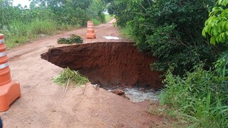 Ap&oacute;s fortes chuvas, cratera em estrada impede acesso a ch&aacute;caras em Terenos