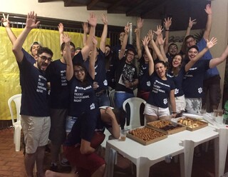 H&aacute; quase 10 anos, Gabriel re&uacute;ne uma galera para assistir ao Super Bowl 