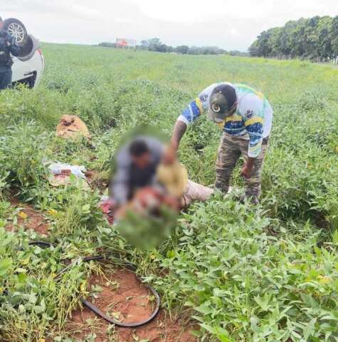 Vendedor ambulante morre ao ser lan&ccedil;ado de carro durante capotagem