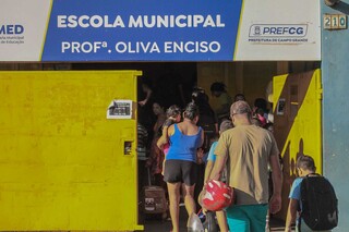 Anima&ccedil;&atilde;o de rever os colegas e correria dos pais marcam in&iacute;cio das aulas 