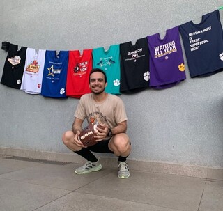 H&aacute; quase 10 anos, Gabriel re&uacute;ne uma galera para assistir ao Super Bowl 