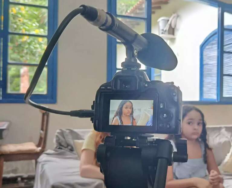 Micaelly largou câmera improvisada para ser atriz mirim no Rio