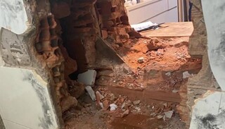 Pol&iacute;cia procura ladr&otilde;es que arrombaram parede e levaram R$ 1 milh&atilde;o em joias