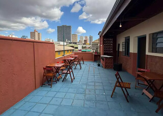 Porta velha de apartamento com 100 anos esconde novo espa&ccedil;o cultural