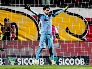 Flamengo marca no 1&ordm; tempo, segura press&atilde;o e bate Vit&oacute;ria no Barrad&atilde;o