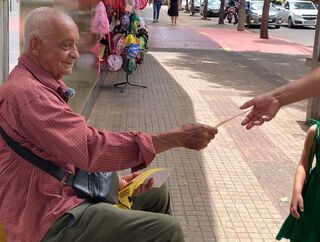 Aos 83 anos, João entrega panfletos há uma década na Afonso Pena