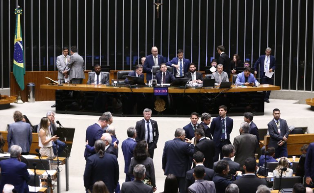 C&acirc;mara reduz imposto da ind&uacute;stria qu&iacute;mica e cria duas universidades