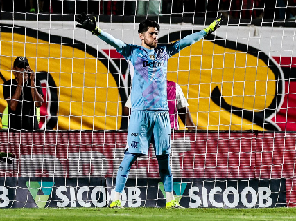 Flamengo marca no 1&ordm; tempo, segura press&atilde;o e bate Vit&oacute;ria no Barrad&atilde;o