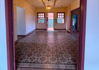 Porta velha de apartamento com 100 anos esconde novo espa&ccedil;o cultural