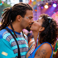 Alerta no Carnaval: beijo pode transmitir doen&ccedil;as durante bloquinhos