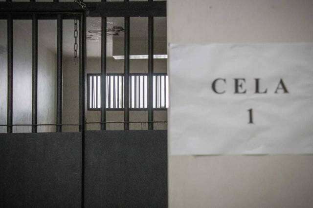 Nigeriano que agrediu policiais e tentou fugir da delegacia &eacute; solto na cust&oacute;dia