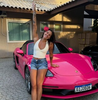 Ana Castela ostenta Porsche rosa de R$ 1,2 milh&atilde;o e f&atilde;s reagem: &ldquo;Barbie&rdquo;