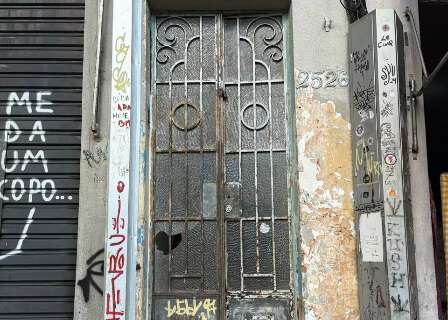 Porta velha de apartamento com 100 anos esconde novo espa&ccedil;o cultural