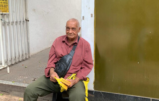 Aos 83 anos, Jo&atilde;o entrega panfletos h&aacute; uma d&eacute;cada na Afonso Pena