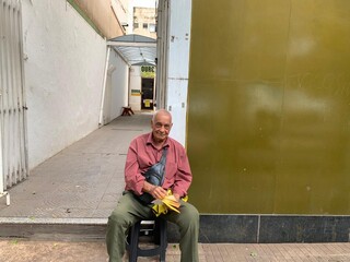 Aos 83 anos, Jo&atilde;o entrega panfletos h&aacute; uma d&eacute;cada na Afonso Pena