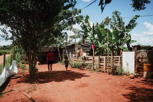 Sem &ocirc;nibus, fam&iacute;lias da zona rural improvisam para manter filhos na escola