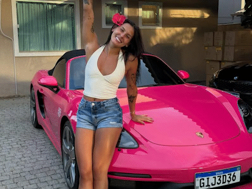 Ana Castela ostenta Porsche rosa de R$ 1,2 milh&atilde;o e f&atilde;s reagem: &ldquo;Barbie&rdquo;