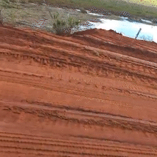 Cratera que deixou moradores ilhados em Terenos &eacute; aterrada ap&oacute;s den&uacute;ncia