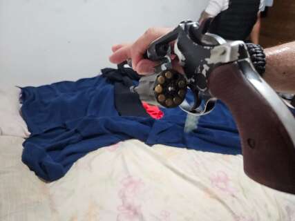 Pol&iacute;cia Civil apreende rev&oacute;lver na casa de homem que manteve ex em c&aacute;rcere