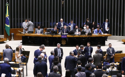 C&acirc;mara reduz imposto da ind&uacute;stria qu&iacute;mica e cria duas universidades