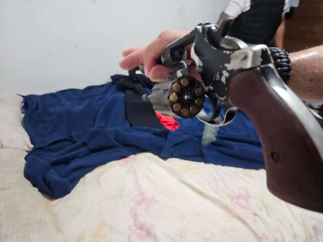 Pol&iacute;cia Civil apreende rev&oacute;lver na casa de homem que manteve ex em c&aacute;rcere