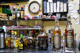 Nem os novos bares da 14 de Julho desanimaram o boteco raiz da Nice