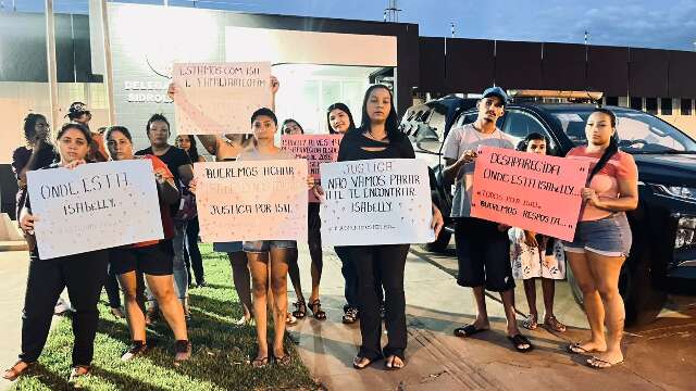 M&atilde;e de adolescente desaparecida h&aacute; 55 dias faz manifesto em frente &agrave; delegacia