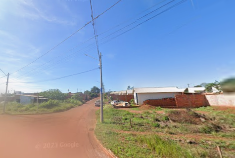 Homens se identificam como policiais e atiram 5 vezes contra o rapaz