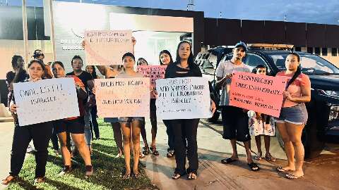 M&atilde;e de adolescente desaparecida h&aacute; 55 dias faz manifesto em frente &agrave; delegacia