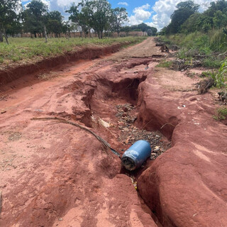 Moradores temem acidentes graves em rua com crateras e sem ilumina&ccedil;&atilde;o