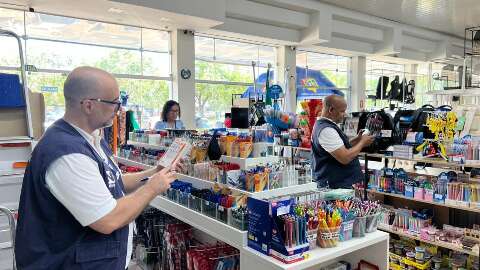 Opera&ccedil;&atilde;o encontra mais de 2 mil materiais escolares irregulares em Campo Grande