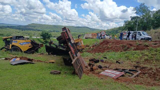 Caminh&atilde;o com colheitadeira tomba &agrave;s margens de rodovia ap&oacute;s falha nos freios