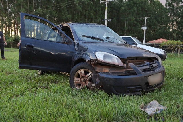 Carro desliza durante a chuva, capota e deixa tr&ecirc;s feridos na BR-262