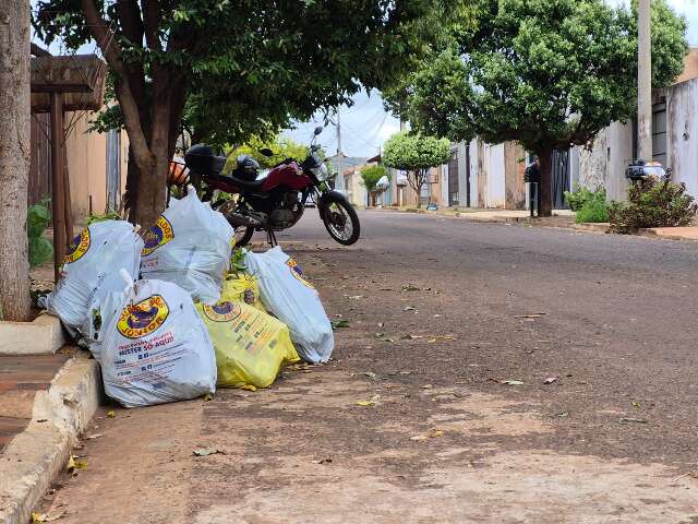 Mais de 80 coletores faltam ap&oacute;s pagamento e atrasam retirada de lixo na Capital