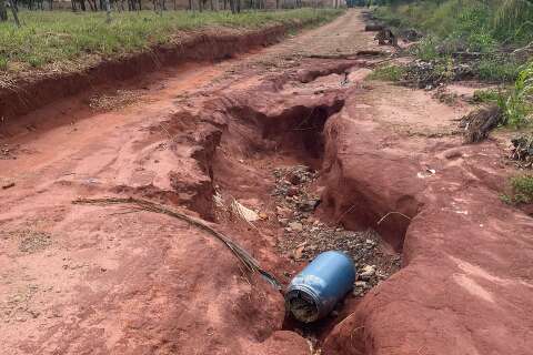 Moradores temem acidentes graves em rua com crateras e sem ilumina&ccedil;&atilde;o