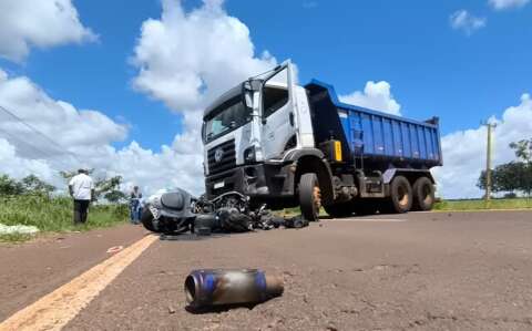 Motociclista que morreu ap&oacute;s ser atingido por caminh&atilde;o tinha 36 anos