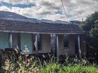Vizinhos registram inc&ecirc;ndio que destruiu casa abandonada na regi&atilde;o central