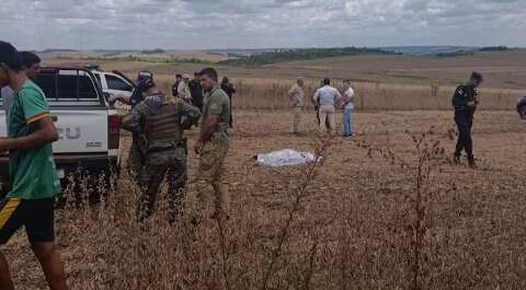Dois brasileiros s&atilde;o mortos por pistoleiros em lavoura de soja na fronteira