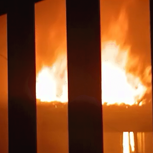 Vizinhos registram inc&ecirc;ndio que destruiu casa abandonada na regi&atilde;o central