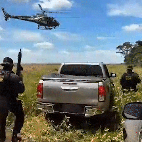 Persegui&ccedil;&atilde;o com helic&oacute;ptero termina em apreens&atilde;o de carga milion&aacute;ria de maconha