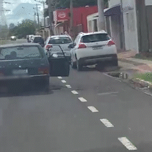 Idoso dirige por v&aacute;rias quadras com porta aberta e atinge carro estacionado 