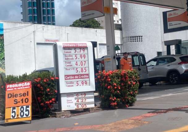 Ap&oacute;s 16 dias de redu&ccedil;&atilde;o, gasolina mais barata n&atilde;o chega nas bombas