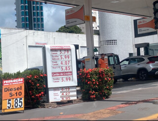 Ap&oacute;s 16 dias de redu&ccedil;&atilde;o, gasolina mais barata n&atilde;o chega nas bombas