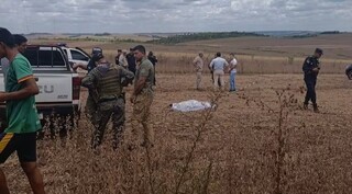 Dois brasileiros s&atilde;o mortos por pistoleiros em lavoura de soja na fronteira