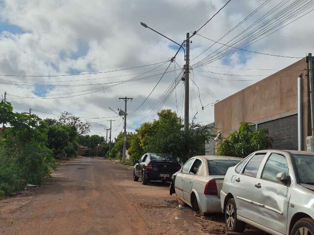 Atiradores se identificam como policiais, invadem casa e disparam contra jovem