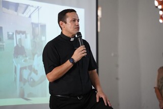 No Marcos Roberto, igreja acolhe quem vive na rua com banho e caf&eacute; quente