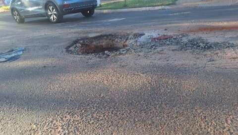 Bueiro sem tampa coloca pedestres e motoristas em risco