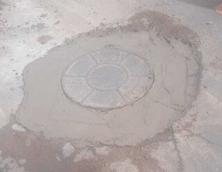 Bueiro sem tampa coloca pedestres e motoristas em risco